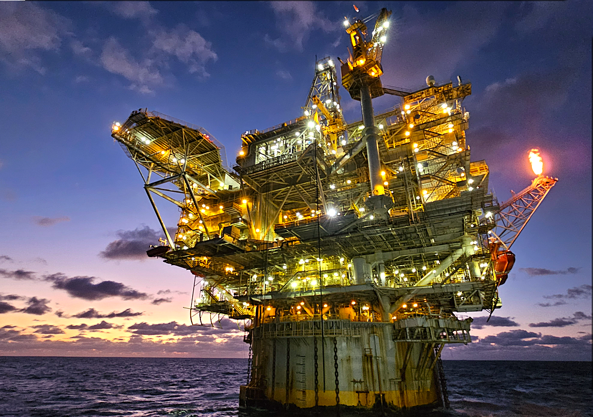 ARASWELD welding gloves designed for offshore oil rigs, providing protection in wet, high-salinity marine environments and high-risk industrial operations